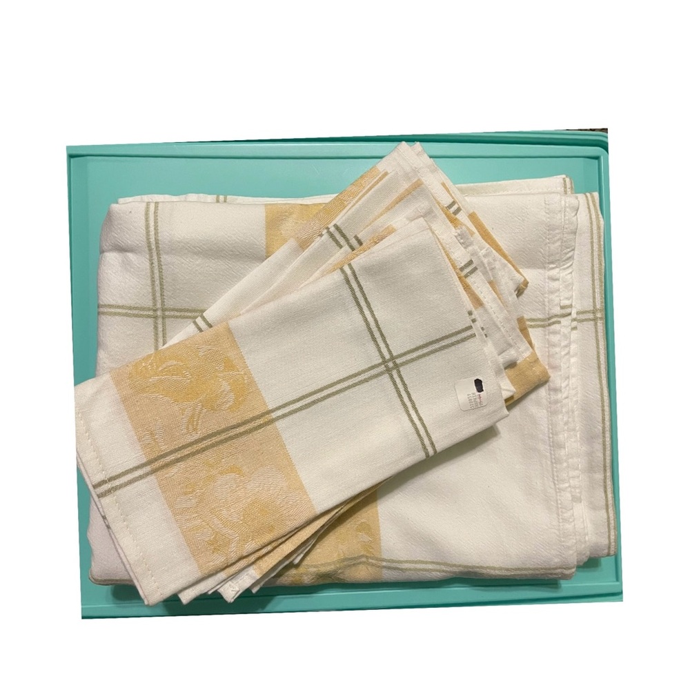 Elegant Cream and Gold Rectangular Tablecloth & Set of 6 Napkins